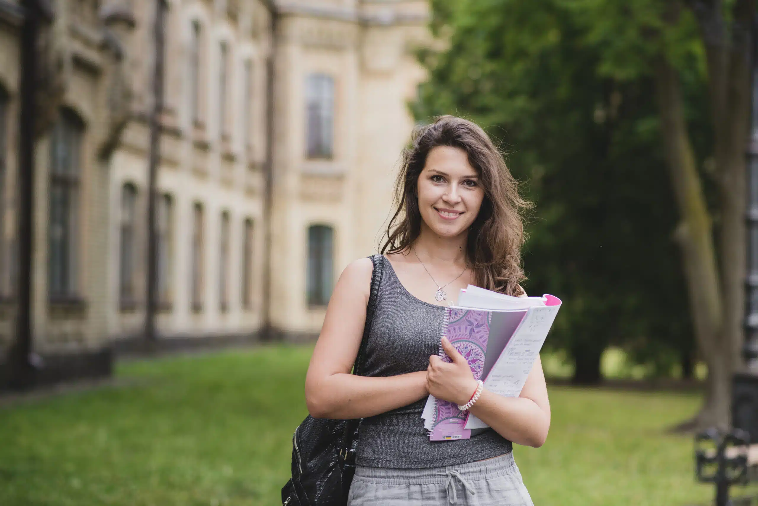 Estudiante preparando prueba de acceso a la universidad con CursoAcceso